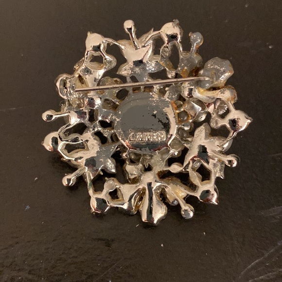 VTG, Round Snowflake Silver-Tone Faux Pearl & Rhinestone Brooch Signed, Kramer - Picture 3 of 8
